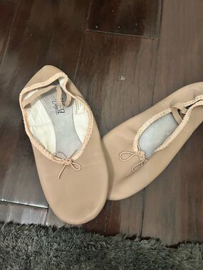 Amazon Essentials Women's Tan Ballet Flats with Elastic Trim